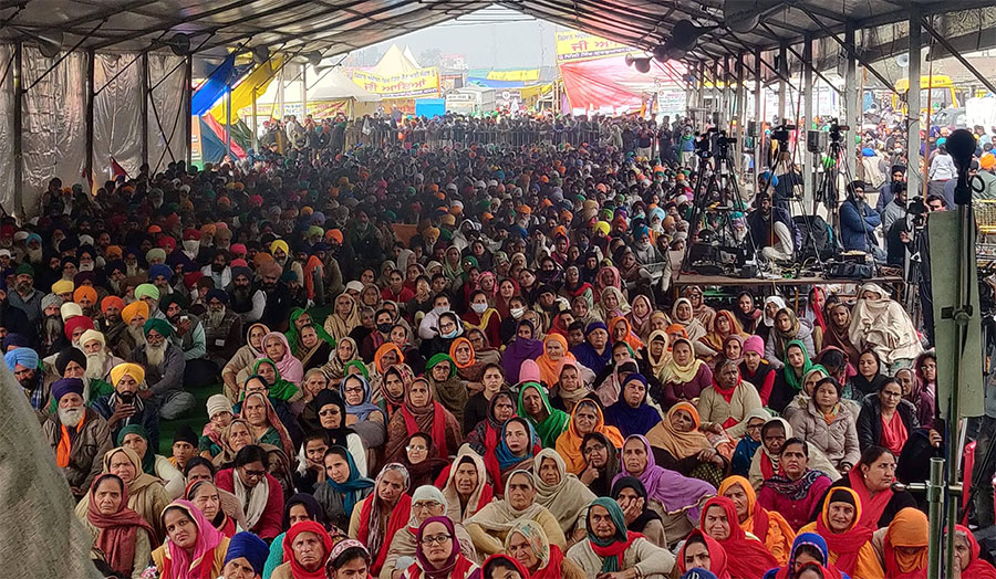 A photo of several hundred people at a farmers' protest at Singhu border